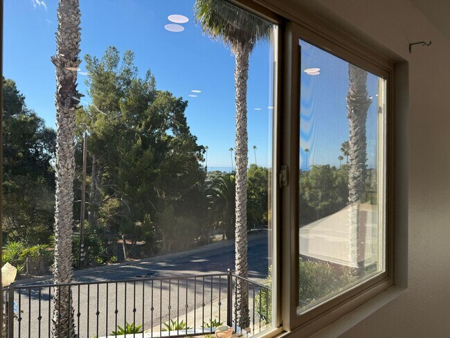 Building Photo - Ventura Hillside Beauty with 3 bedrooms, a...