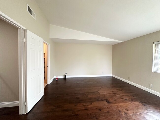 Building Photo - Spacious Townhome with Inviting Large Pati...