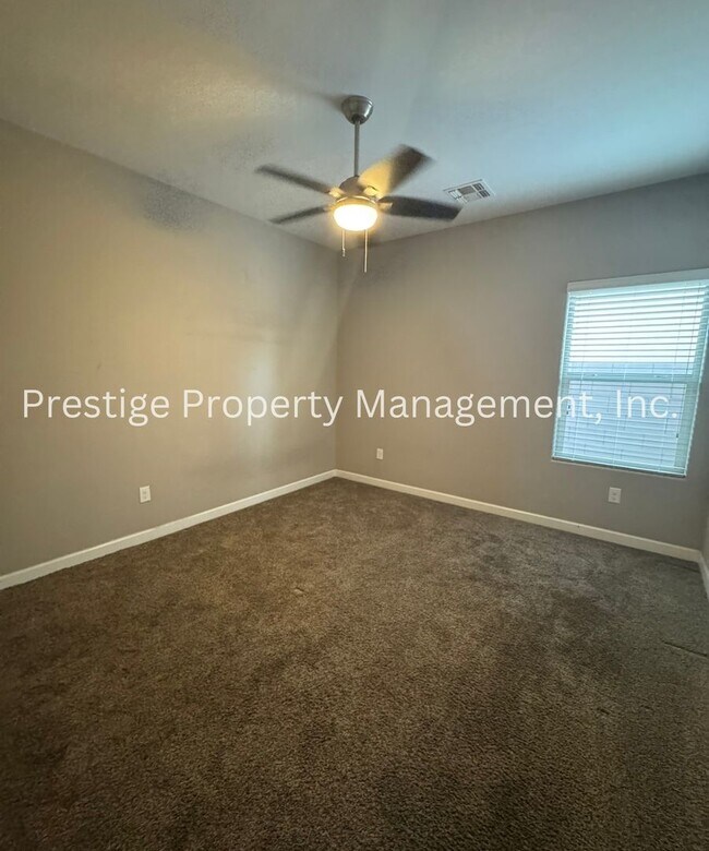 Building Photo - Spacious 4+Den/3 Northwest Home!