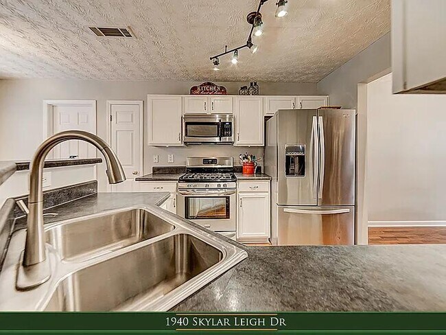 Building Photo - 1940 Skylar Leigh Dr