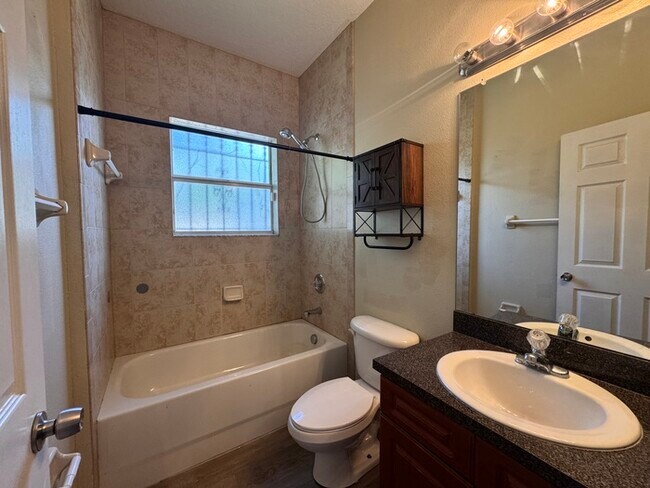 Building Photo - Charming 3-Bedroom Home with Modern Update...