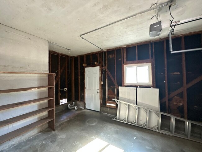 Building Photo - Cute 2 bed/1 bath Duplex in East Sac!!