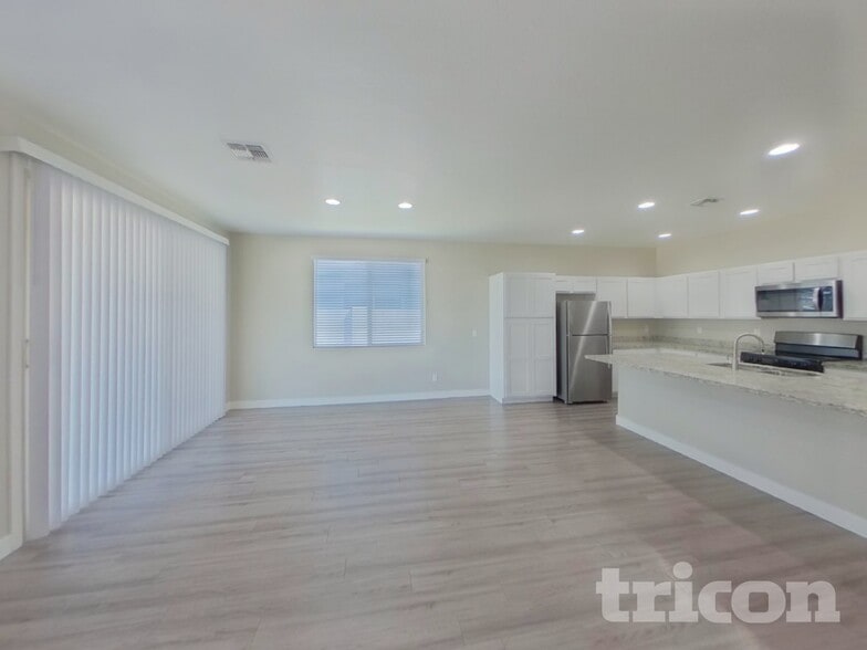 Building Photo - 2618 E Danbury Rd