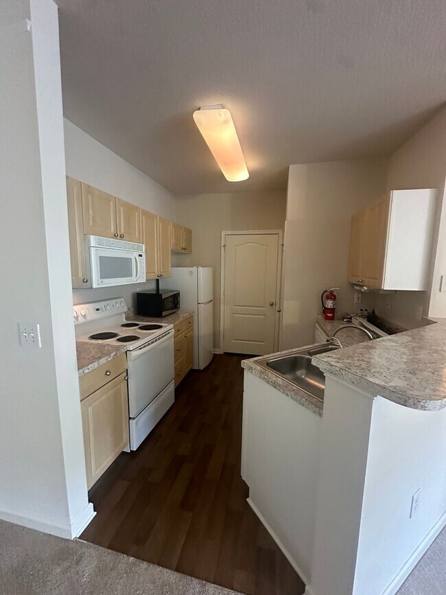 Building Photo - Lovely 2-bedroom, 2-bath condo available f...