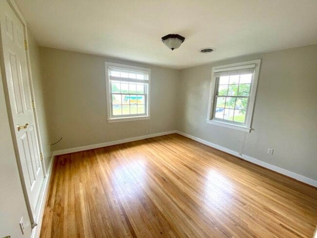 Building Photo - JUST REDUCED!!  Gorgeous 3 Bedroom Renovat...