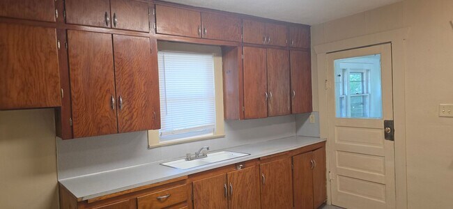Building Photo - 2 bedroom/1 bathroom for $850!
