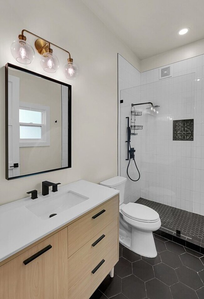 Building Photo - Beautiful 3 bedroom / 3 bath house available now!