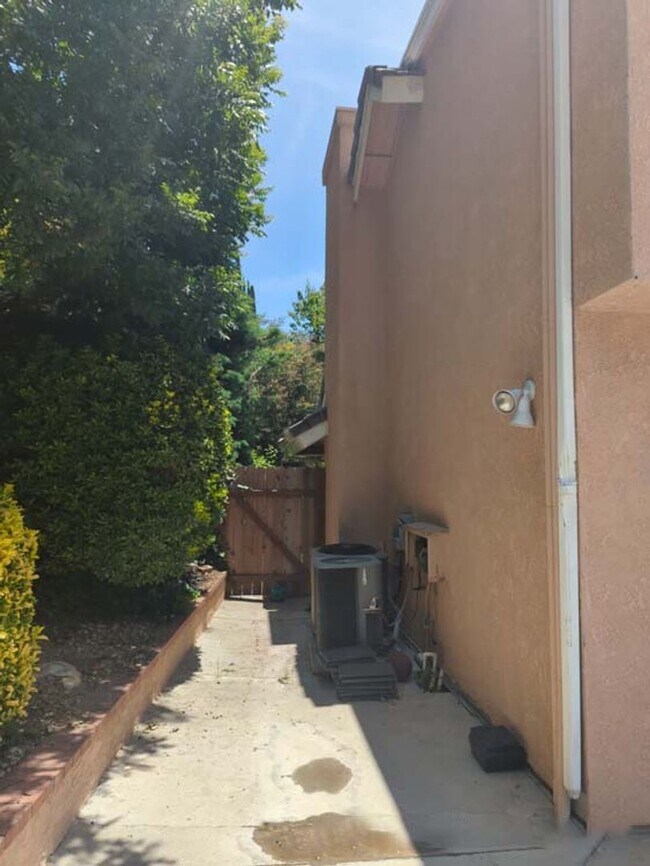 Building Photo - Beautiful and Spacious 4 Bed, 3 Bath Home ...