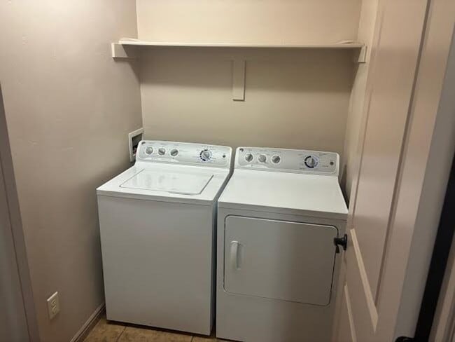 Building Photo - Beautiful 3 bedroom, 2.5 bath  townhome in...