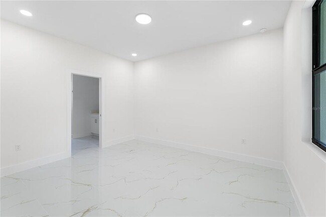 Building Photo - 1180 Vernon Ave