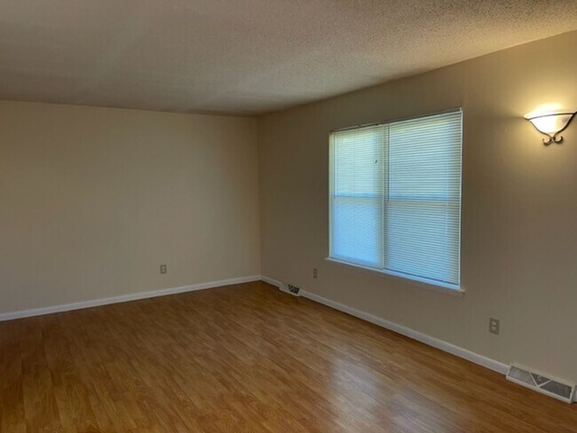 Building Photo - 3 Bedroom, 2 Bathroom, Great Location!