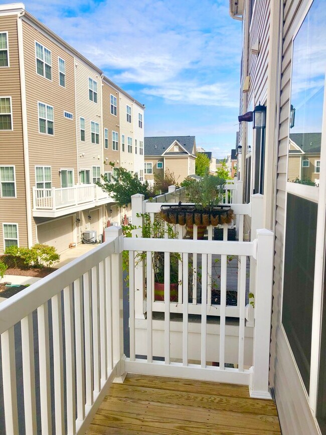 Building Photo - Spacious 2 BR/2.5 BA Townhome in Beltsville!