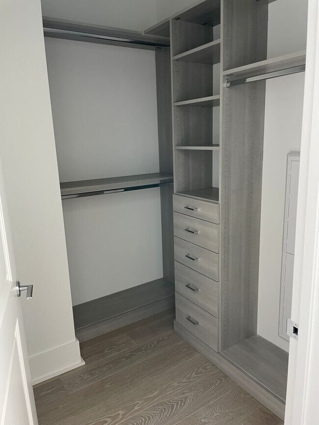 Building Photo - St. Regis Luxury 1bed and 1.5 bath Apartment Available