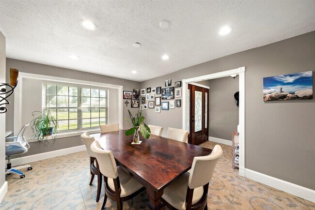 Building Photo - 21314 4 Oaks Dr