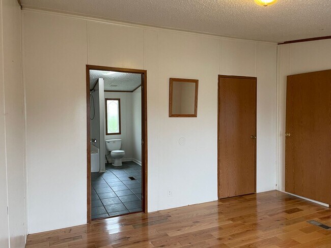 Building Photo - Three Bedroom Trailer Home in Rhodhiss With Shed