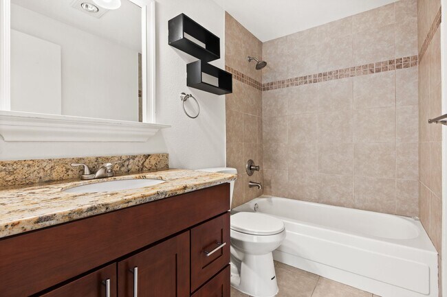 Building Photo - Modern 2-Bedroom Condo in Shoreline with Stylish Finishes