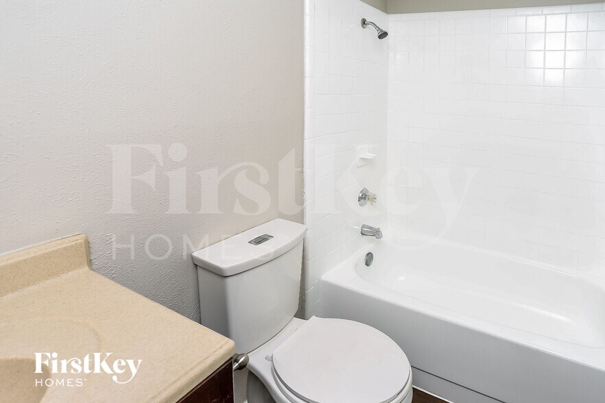 Building Photo - 5614 Sarasota Dr