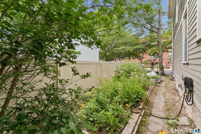 Building Photo - 653 Winchester Ave