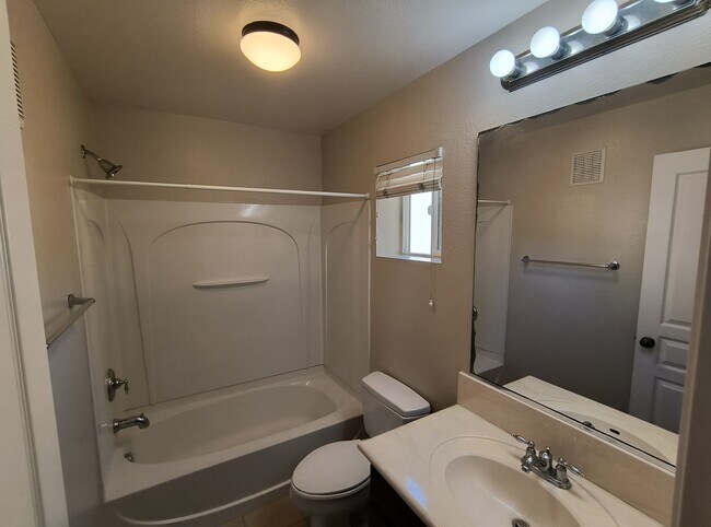 Building Photo - 3BD/3BA Townhouse Near Cal-State San Marcos