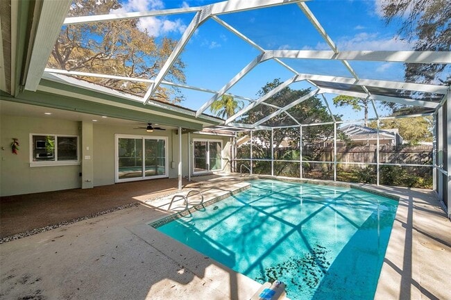 Building Photo - 8789 Maplewood Rd