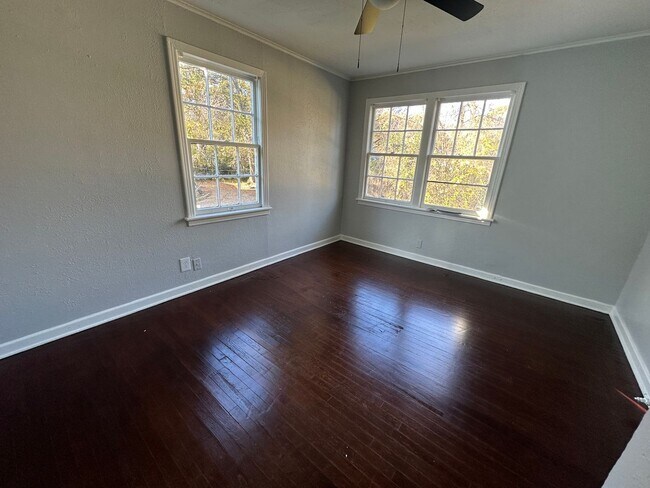 Building Photo - 2 Bedroom Highland Apartment