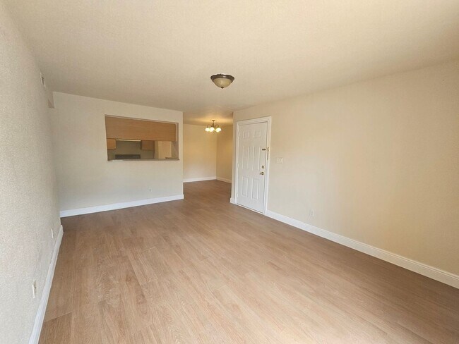 Building Photo - 2905 Winkler Ave