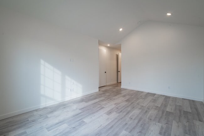 Building Photo - Gated Luxury Townhomes with yard + Roof Patio