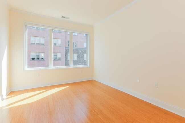 Building Photo - 1/Bdrm 1/Bath - Waterfront - EZ Transport to NYC