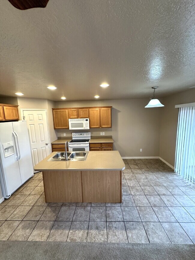 Building Photo - Townhome in prime location