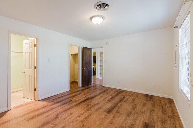 Building Photo - 2 Bedroom, 2 Bath Townhouse