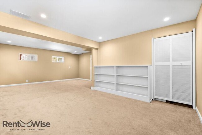 Building Photo - 1120 Oakwood Dr