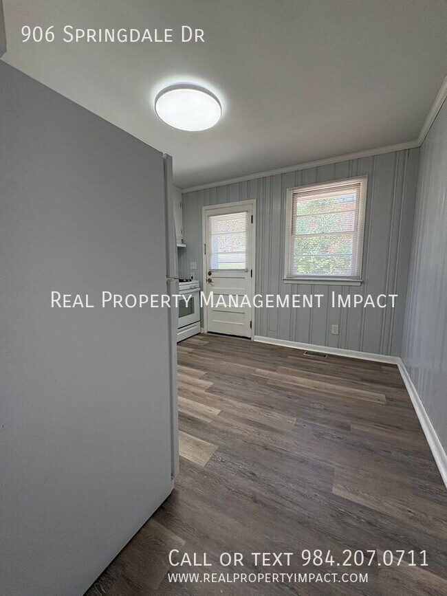 Building Photo - 906 Springdale Dr