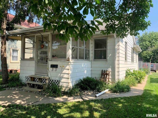 Building Photo - 2 bedroom single family home with one car ...