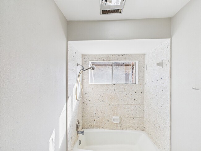 Building Photo - 7611 Hopewell Ln