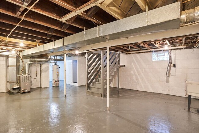 Building Photo - 4 to 5 Bedroom For Rent in North Hill