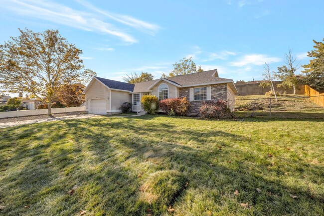 Building Photo - Spacious Sandy Rambler w 2 car attached