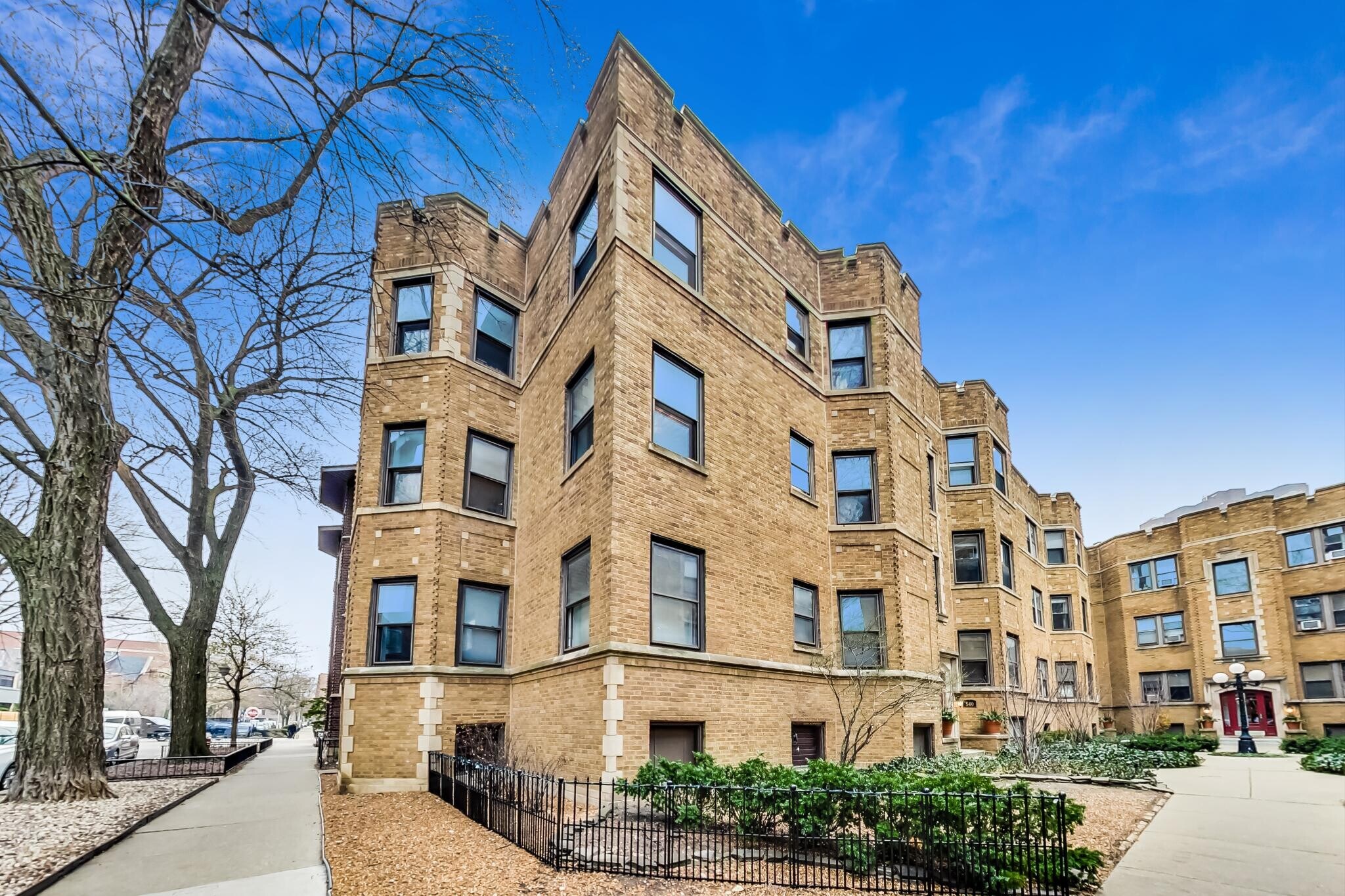 Building Photo - 540 W Cornelia Ave