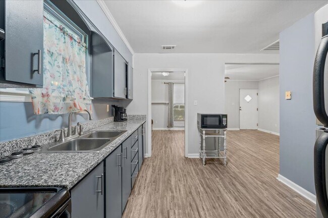 Building Photo - 3-Bedroom Home Near Memorial Hospital