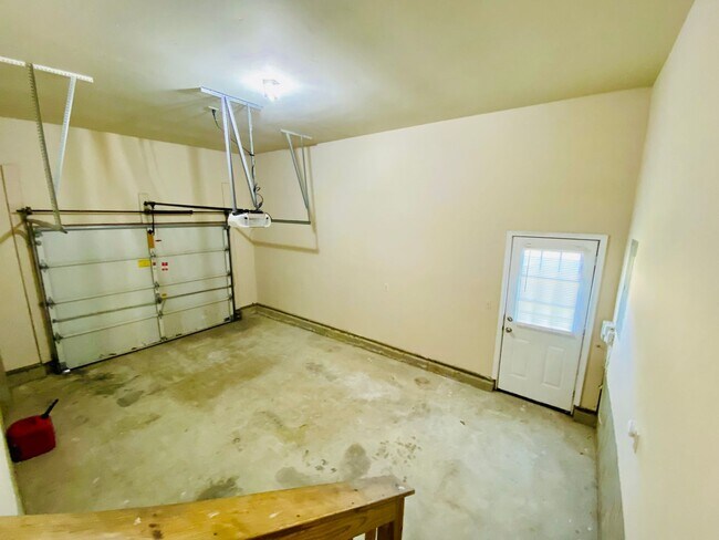 Building Photo - Beautiful and Spacious 3bdrm/2.5bth Home C...