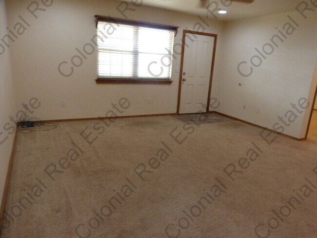 Building Photo - 721 Bison Rd
