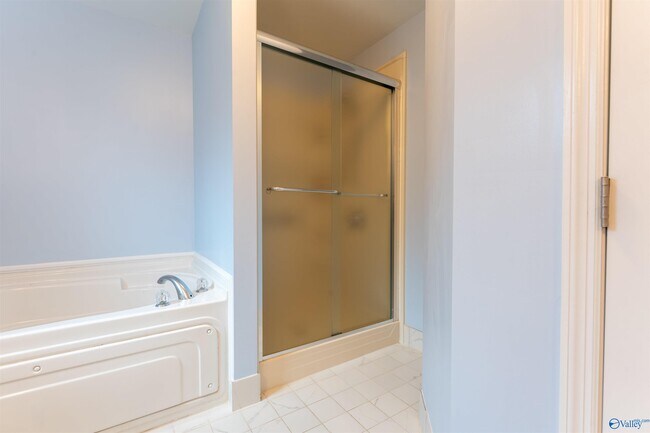 Building Photo - 2524 Oak Pl Dr SE