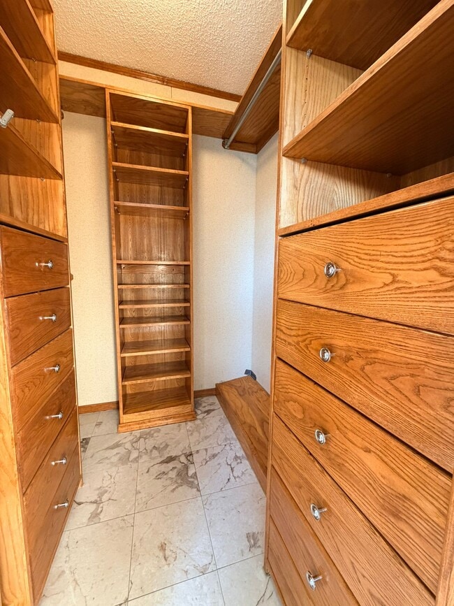 Building Photo - 1323 SE Clover Ln