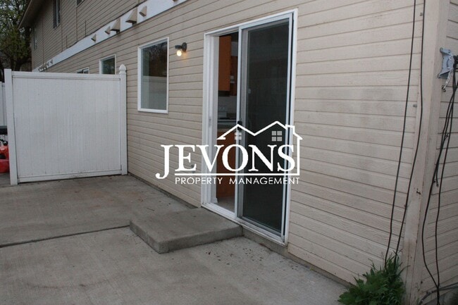 Building Photo - 309 N Naches Ave