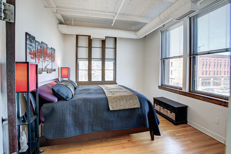 Building Photo - 1133 W 9th St