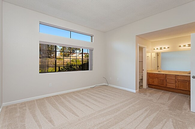 Building Photo - Beautiful 2 bed 2 bath in Carlsbad!