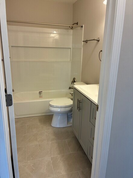 Building Photo - 1204 Hollowbrook Dr