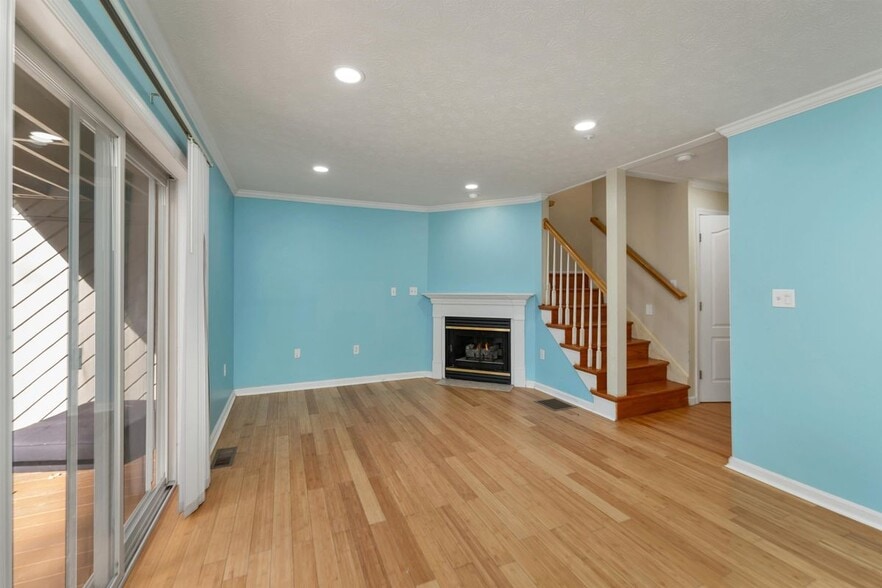 Building Photo - 32 Suffolk, 173