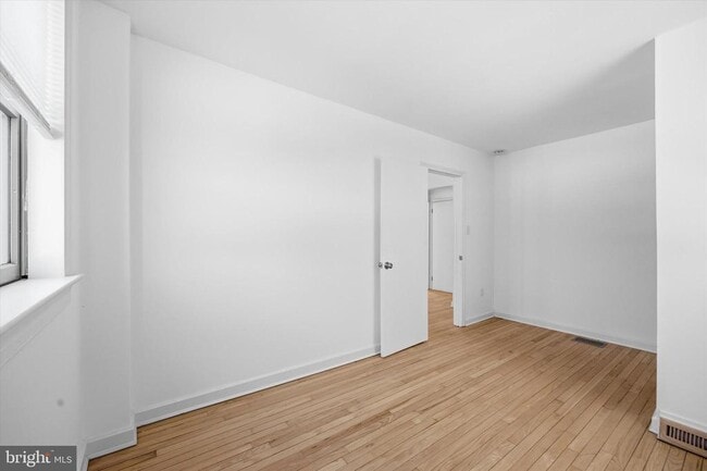 Building Photo - 734 Sunnyside Ave