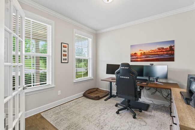Building Photo - **LIKE-NEW UPGRADED HOME WITH FENCED YARD ...