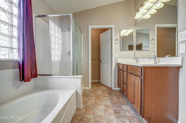 Building Photo - 40437 W Robbins Dr